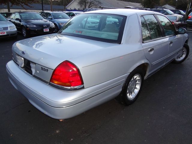 Ford Crown Victoria 2000 photo 3