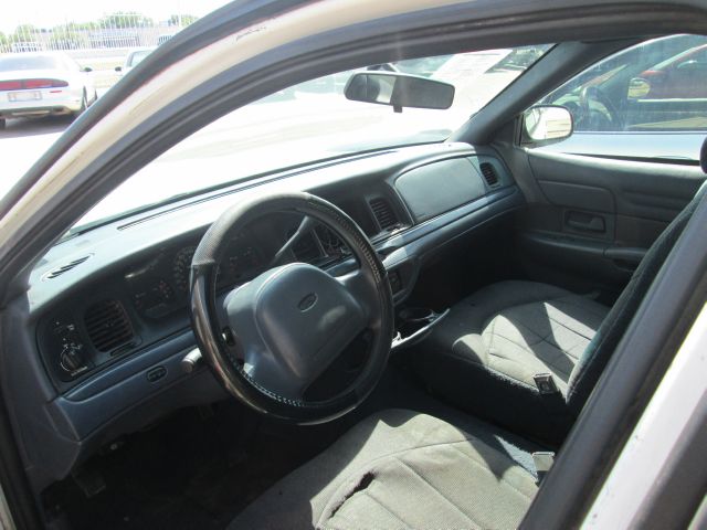 Ford Crown Victoria 2000 photo 1