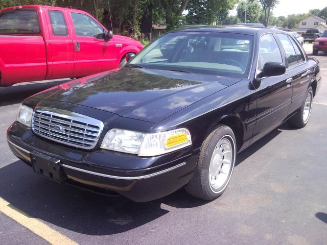 Ford Crown Victoria 2000 photo 1