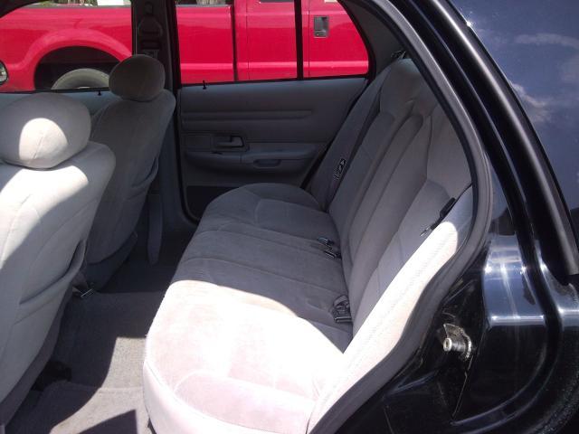 Ford Crown Victoria 2000 photo 4