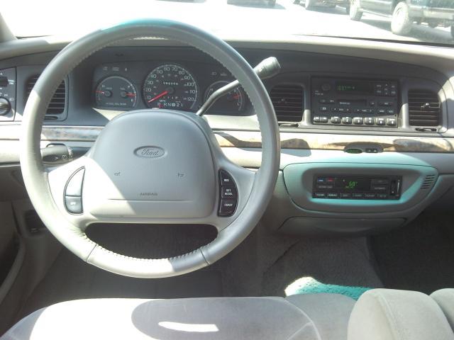 Ford Crown Victoria 2000 photo 5