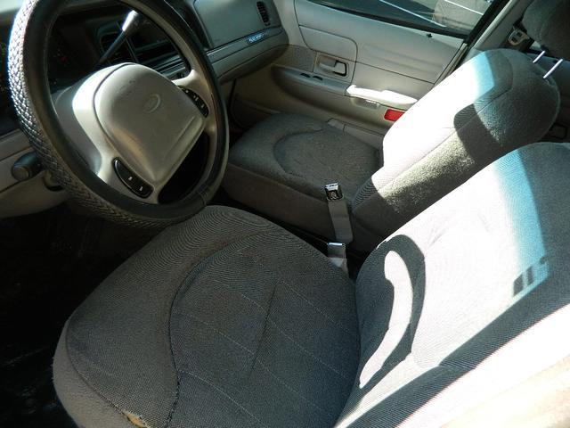Ford Crown Victoria 2000 photo 4