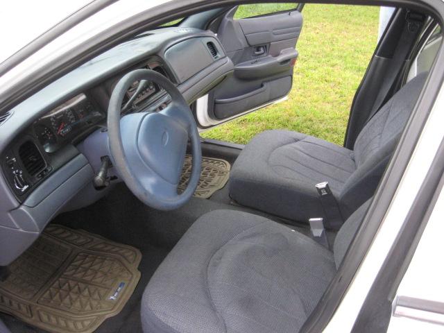 Ford Crown Victoria 2000 photo 2