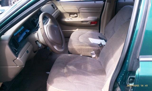 Ford Crown Victoria 2000 photo 2