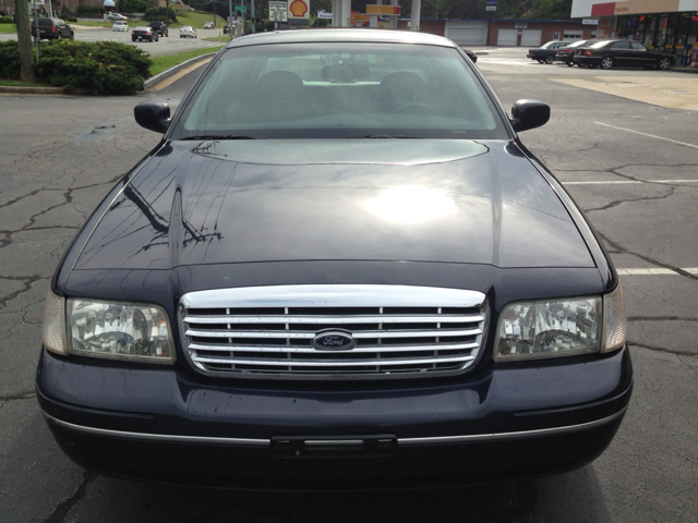 Ford Crown Victoria 2001 photo 2