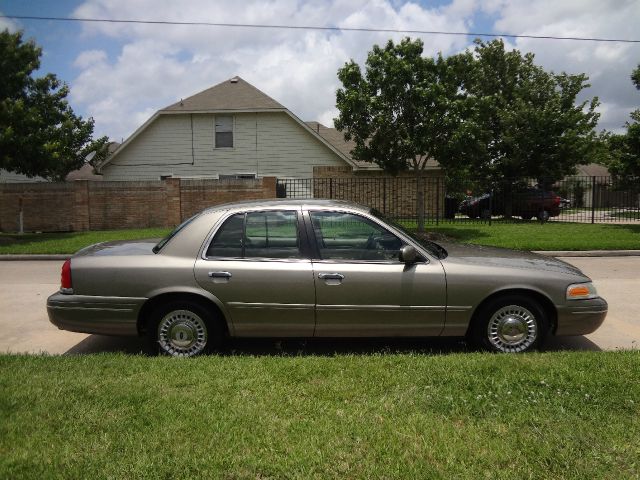 Ford Crown Victoria 2001 photo 0