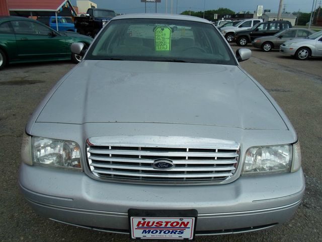 Ford Crown Victoria 2001 photo 1