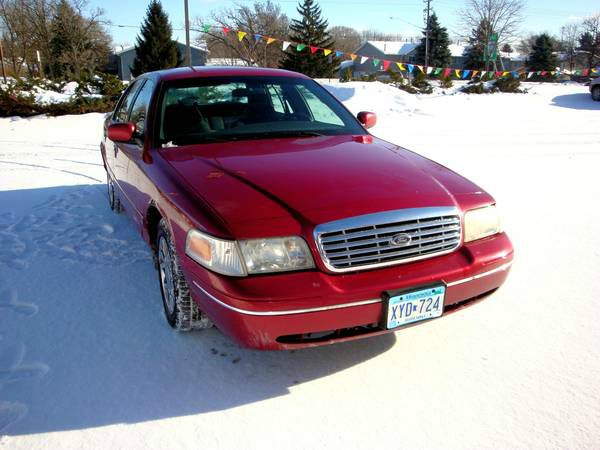 Ford Crown Victoria 2001 photo 2