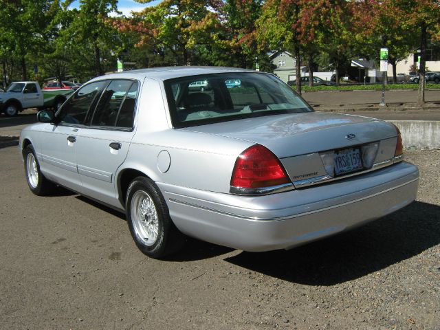 Ford Crown Victoria 2001 photo 4