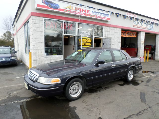 Ford Crown Victoria 2002 photo 2