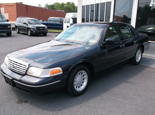 Ford Crown Victoria 2002 photo 18