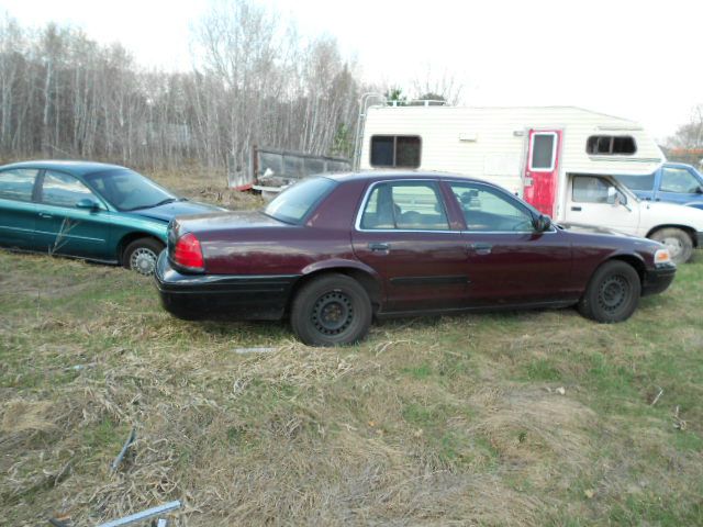 Ford Crown Victoria 2002 photo 3