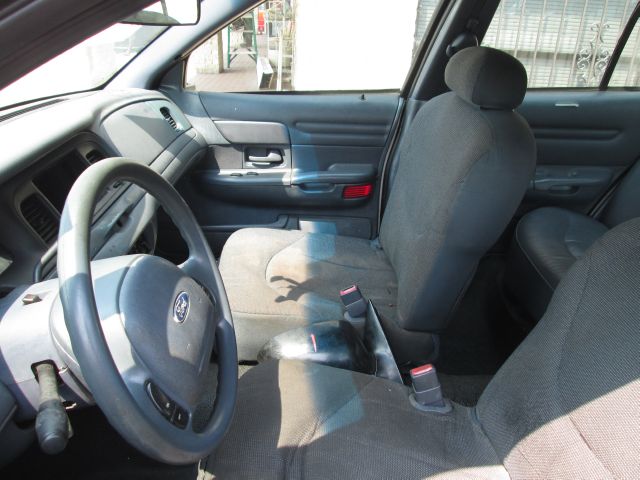 Ford Crown Victoria 2002 photo 1