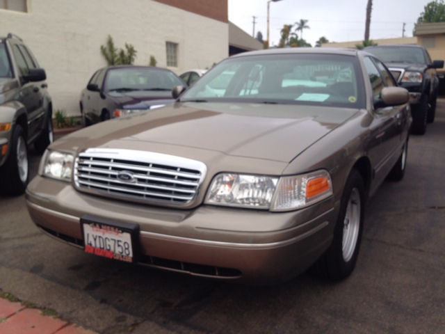 Ford Crown Victoria 2002 photo 1