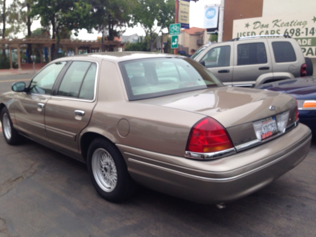 Ford Crown Victoria 2002 photo 3
