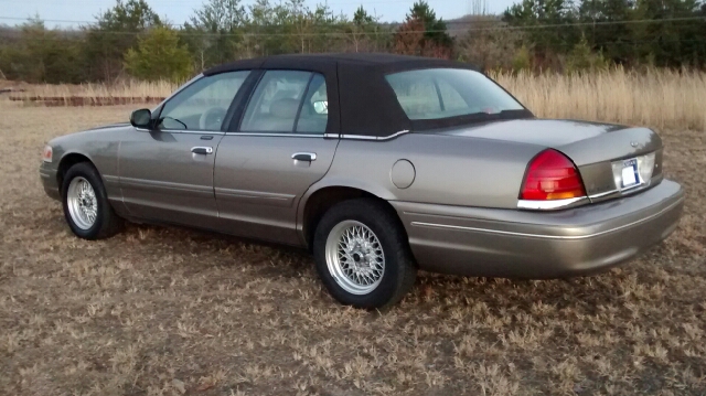 Ford Crown Victoria 2002 photo 1