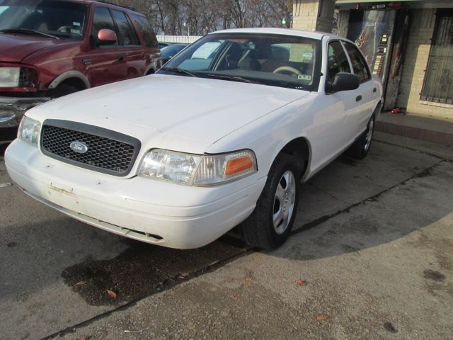 Ford Crown Victoria 2002 photo 2