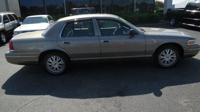 Ford Crown Victoria 2003 photo 5