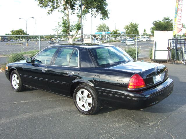 Ford Crown Victoria 2003 photo 3