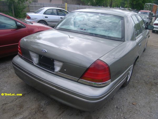 Ford Crown Victoria 2003 photo 1