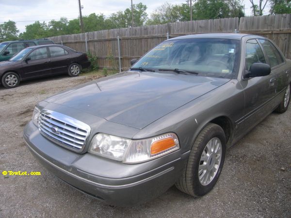 Ford Crown Victoria 2003 photo 3