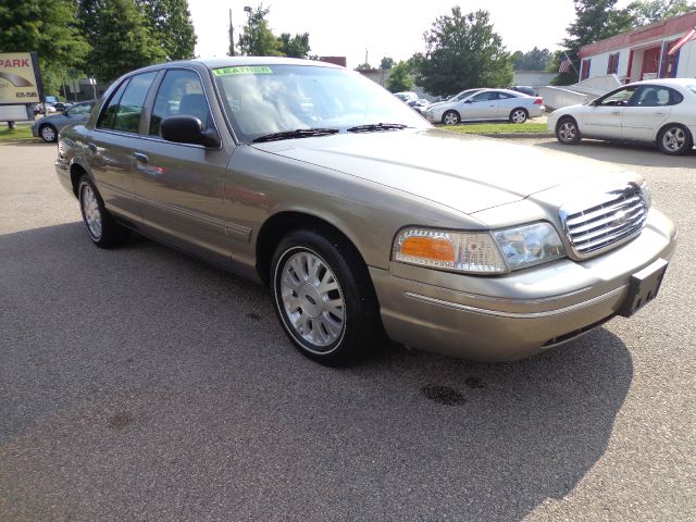 Ford Crown Victoria 2004 photo 1