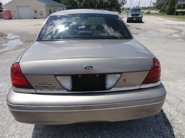 Ford Crown Victoria 2004 photo 1