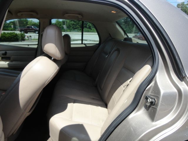 Ford Crown Victoria 2004 photo 3