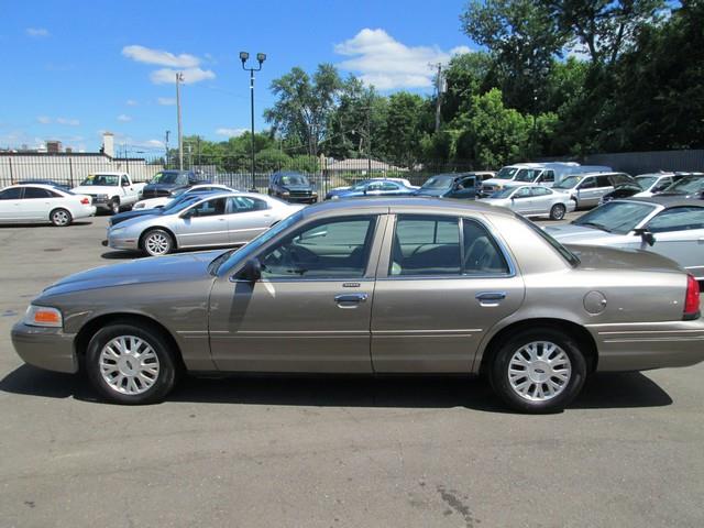 Ford Crown Victoria 2004 photo 1