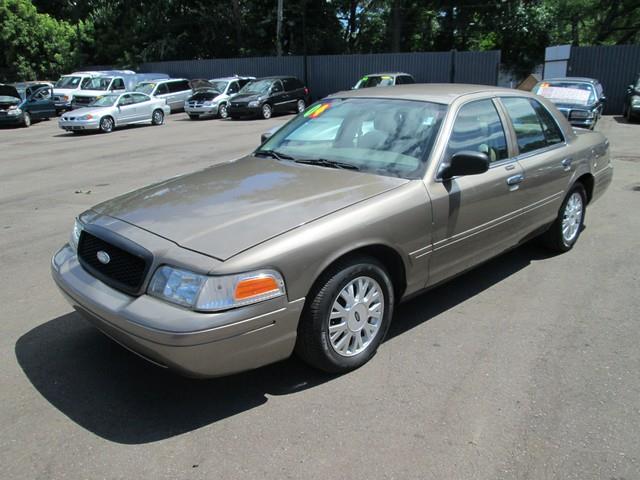 Ford Crown Victoria 2004 photo 2