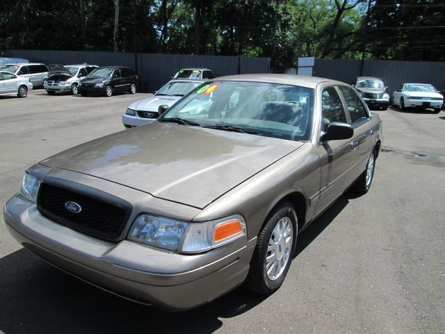 Ford Crown Victoria 2004 photo 3