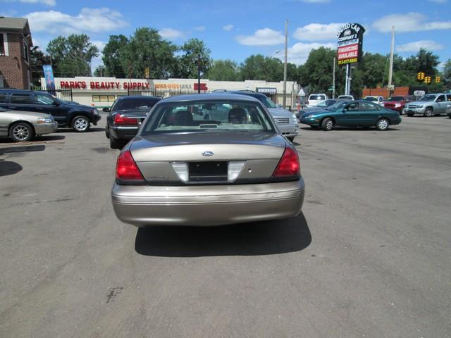 Ford Crown Victoria 2004 photo 4