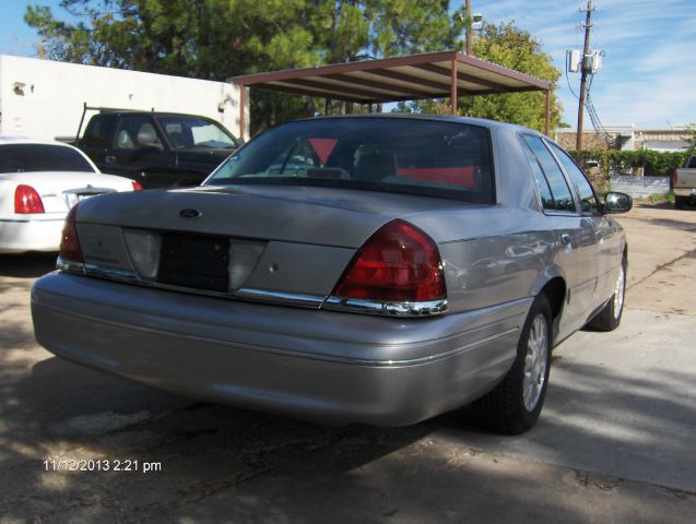Ford Crown Victoria 2004 photo 1