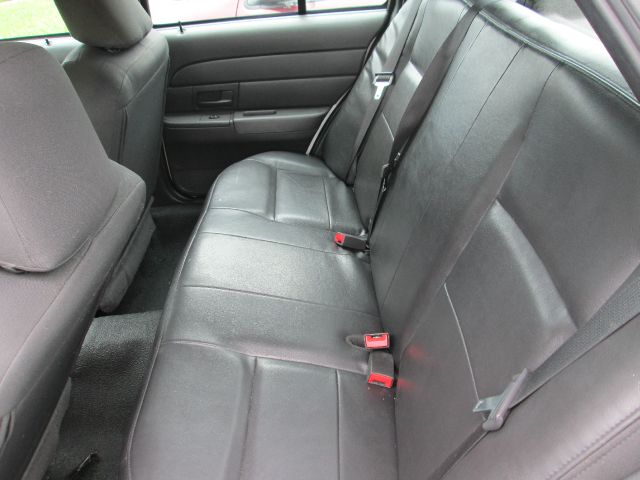 Ford Crown Victoria 2005 photo 2