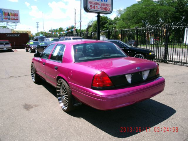 Ford Crown Victoria 2005 photo 2