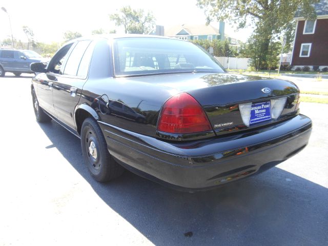 Ford Crown Victoria 2005 photo 2