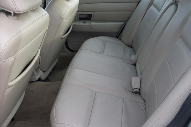 Ford Crown Victoria 2006 photo 3