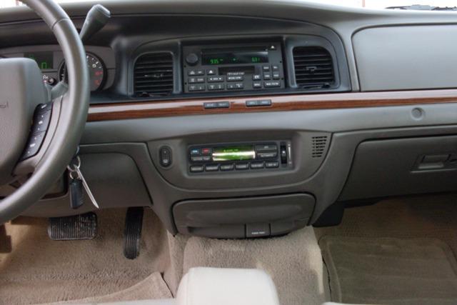 Ford Crown Victoria 2006 photo 4