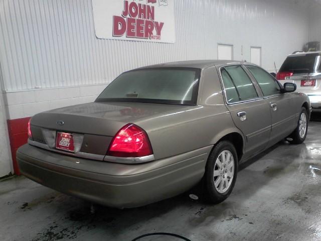 Ford Crown Victoria 2006 photo 3