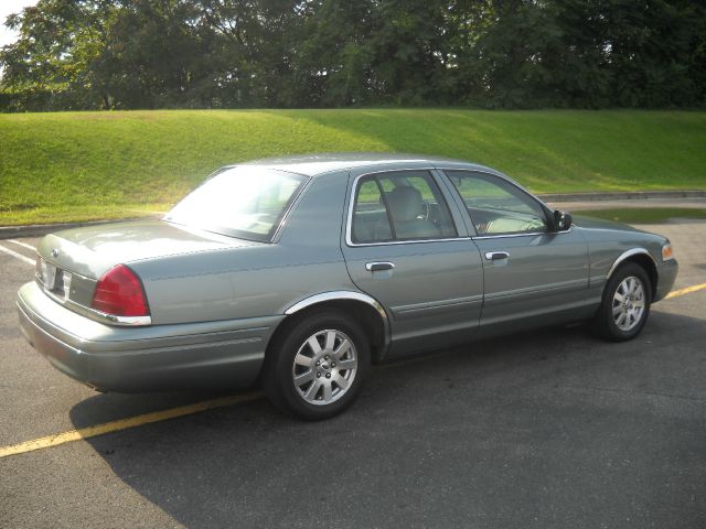 Ford Crown Victoria 2006 photo 2