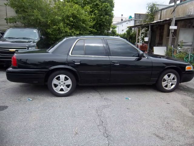 Ford Crown Victoria 2008 photo 16
