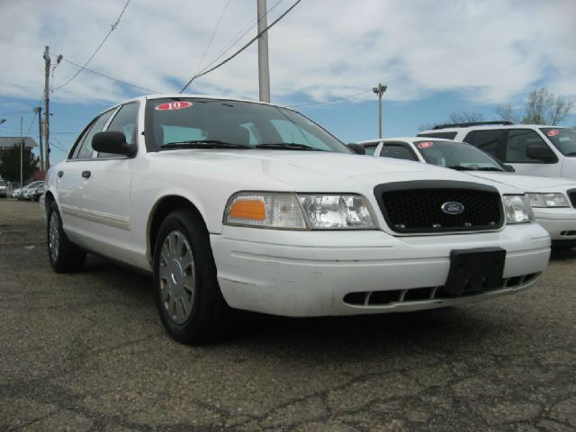 Ford Crown Victoria 2010 photo 1