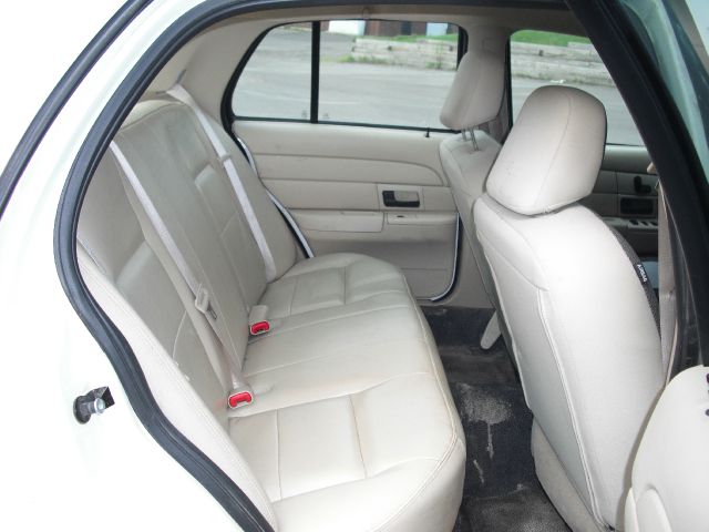 Ford Crown Victoria 2010 photo 0