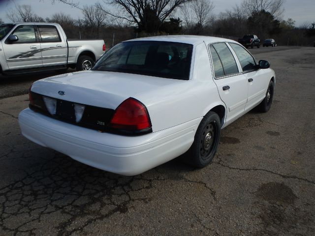 Ford Crown Victoria 2010 photo 2