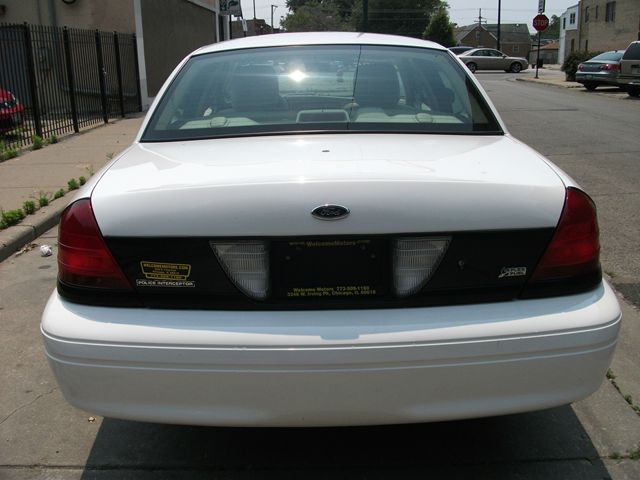 Ford Crown Victoria 2011 photo 2