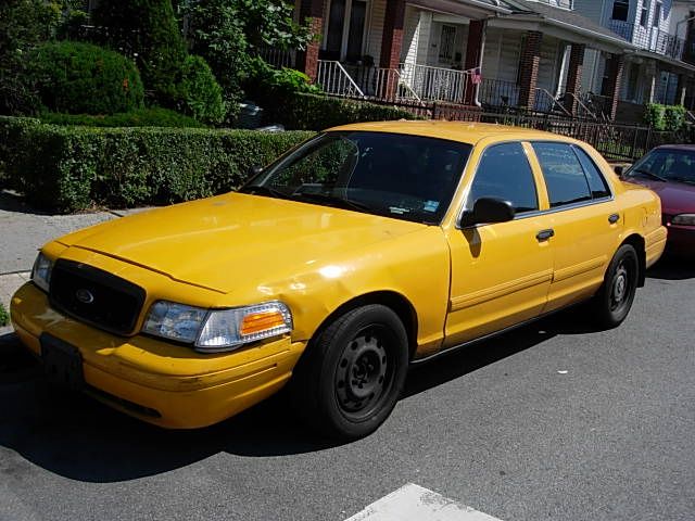 Ford Crown Victoria 2011 photo 3