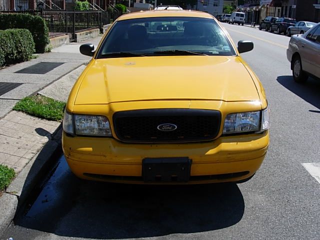 Ford Crown Victoria 2011 photo 4