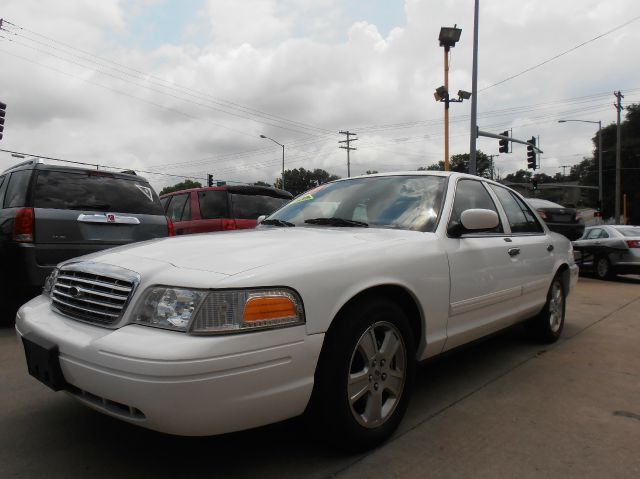 Ford Crown Victoria 2011 photo 4