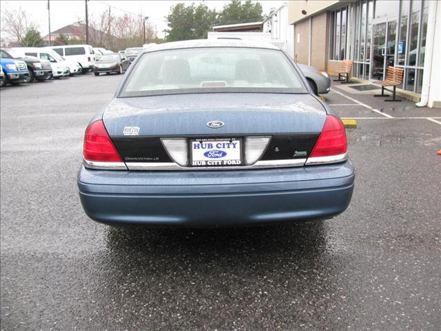 Ford Crown Victoria 2011 photo 2