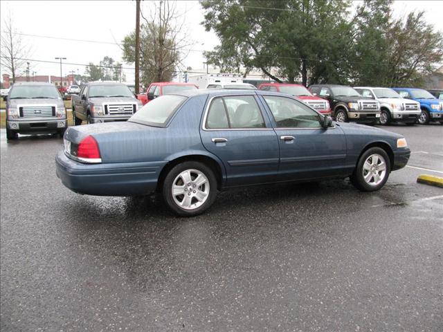 Ford Crown Victoria 2011 photo 3